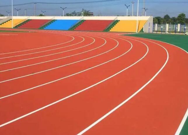 在十堰，學(xué)校塑膠跑道有哪些特點(diǎn)，施工全程又要注意什么！檢驗(yàn)要求呢？