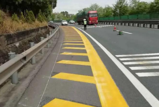 十堰恐龍化工創(chuàng)新驅(qū)動(dòng)，引領(lǐng)道路標(biāo)線(xiàn)漆生產(chǎn)新高度